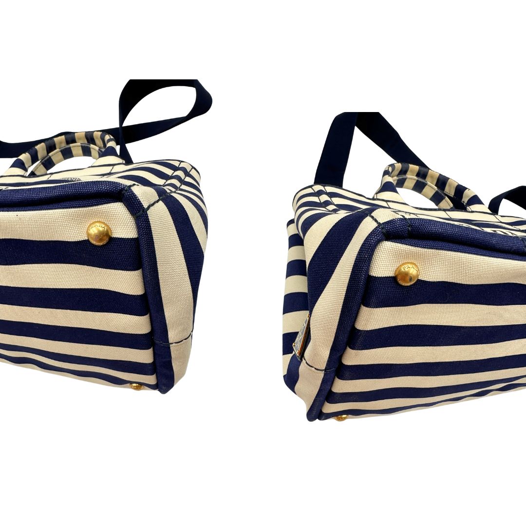 Angoli, Borsa Prada in tela caratterizzato da una fantasia a righe orizzontali blu navy e avorio, Indossabile a mano oppure a tracolla.