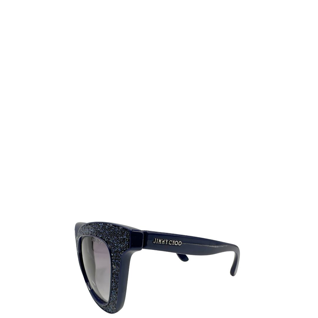 Occhiali da sole Jimmy Choo nella variante colore FIALF Blue Grey con una montatura in acetato blu impreziosita da un effetto glitterato e lenti grigio sfumato. Originale, usati, di lusso, in ottime condizioni.