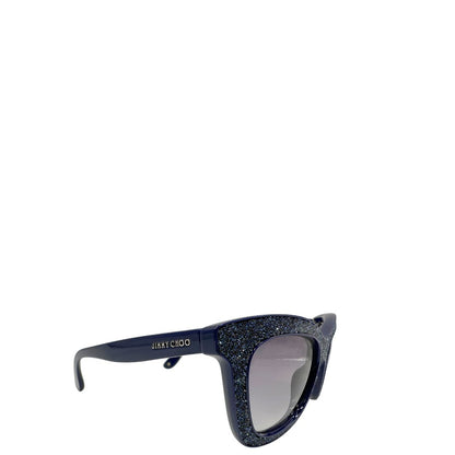 Occhiali da sole Jimmy Choo nella variante colore FIALF Blue Grey con una montatura in acetato blu impreziosita da un effetto glitterato e lenti grigio sfumato. Originale, usati, di lusso, in ottime condizioni.