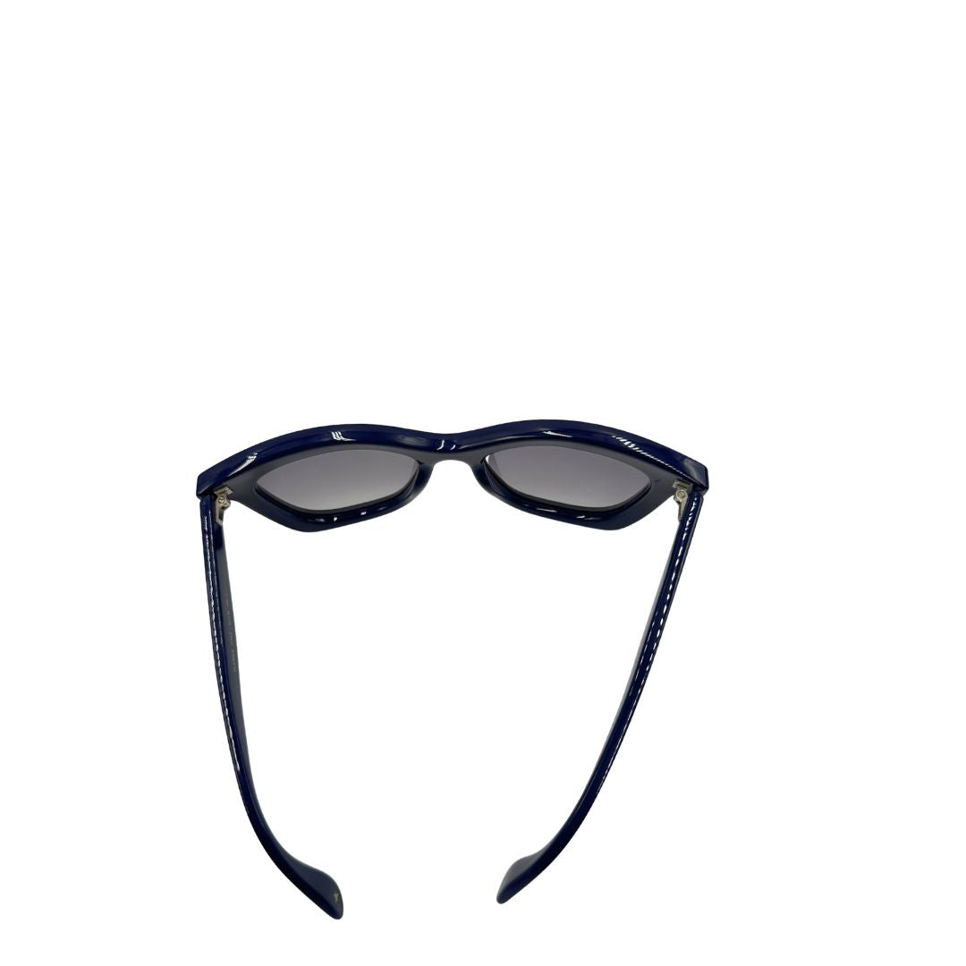 Occhiali da sole Jimmy Choo nella variante colore FIALF Blue Grey con una montatura in acetato blu impreziosita da un effetto glitterato e lenti grigio sfumato. Originale, usati, di lusso, in ottime condizioni.