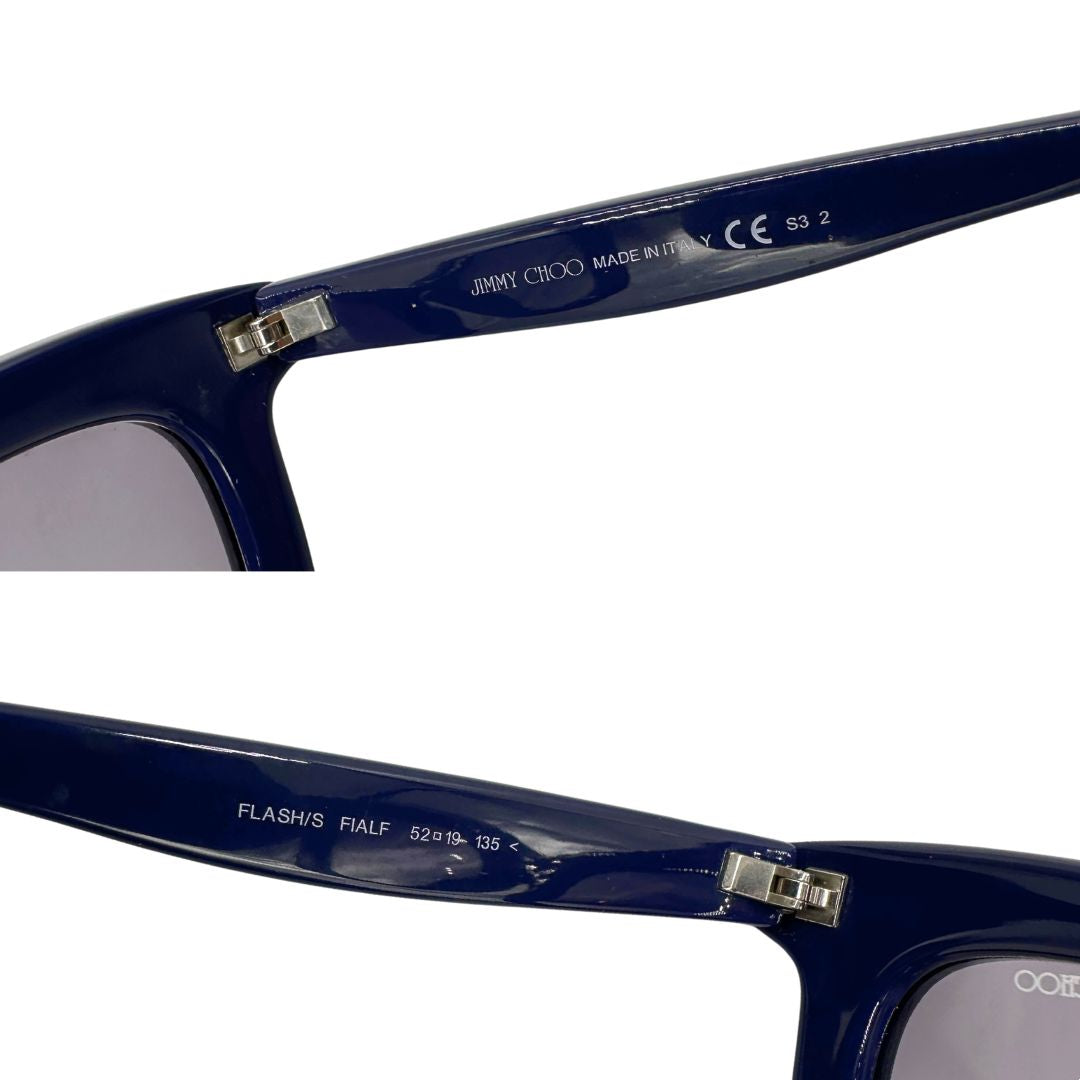 Occhiali da sole Jimmy Choo nella variante colore FIALF Blue Grey con una montatura in acetato blu impreziosita da un effetto glitterato e lenti grigio sfumato. Originale, usati, di lusso, in ottime condizioni.