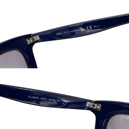 Occhiali da sole Jimmy Choo nella variante colore FIALF Blue Grey con una montatura in acetato blu impreziosita da un effetto glitterato e lenti grigio sfumato. Originale, usati, di lusso, in ottime condizioni.