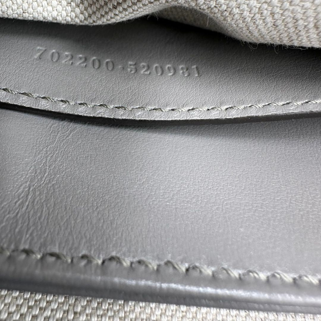 Codice, Borsa Gucci in pelle matelassè grigia GG con parti metalliche dorate. Indossabile a tracolla oppure a mano. Originale, usata, di lusso, in condizioni eccellenti.