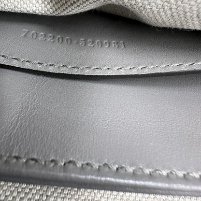 Codice, Borsa Gucci in pelle matelassè grigia GG con parti metalliche dorate. Indossabile a tracolla oppure a mano. Originale, usata, di lusso, in condizioni eccellenti.