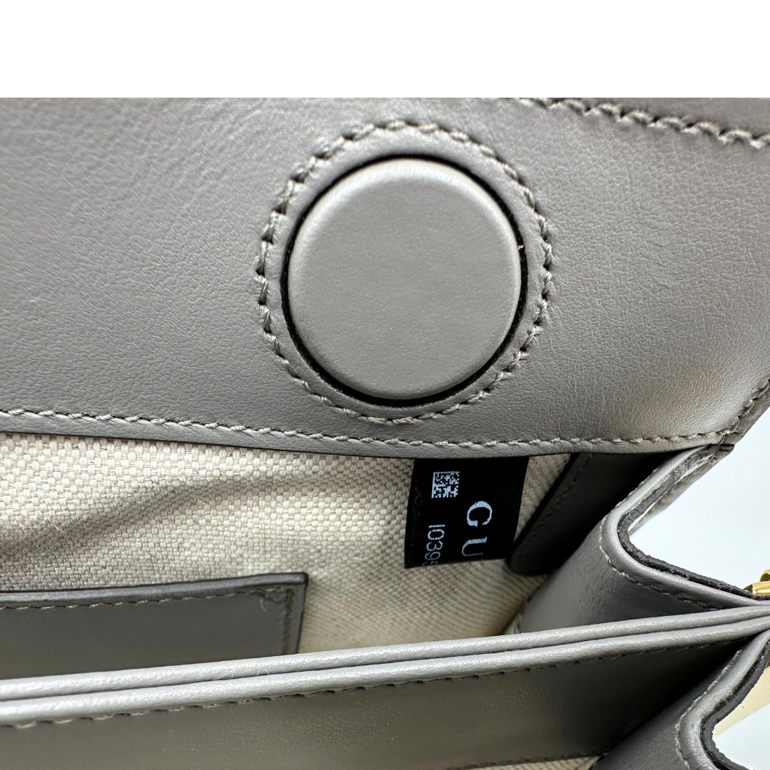 Borsa Gucci in pelle matelassè grigia GG con parti metalliche dorate. Indossabile a tracolla oppure a mano. Originale, usata, di lusso, in condizioni eccellenti.