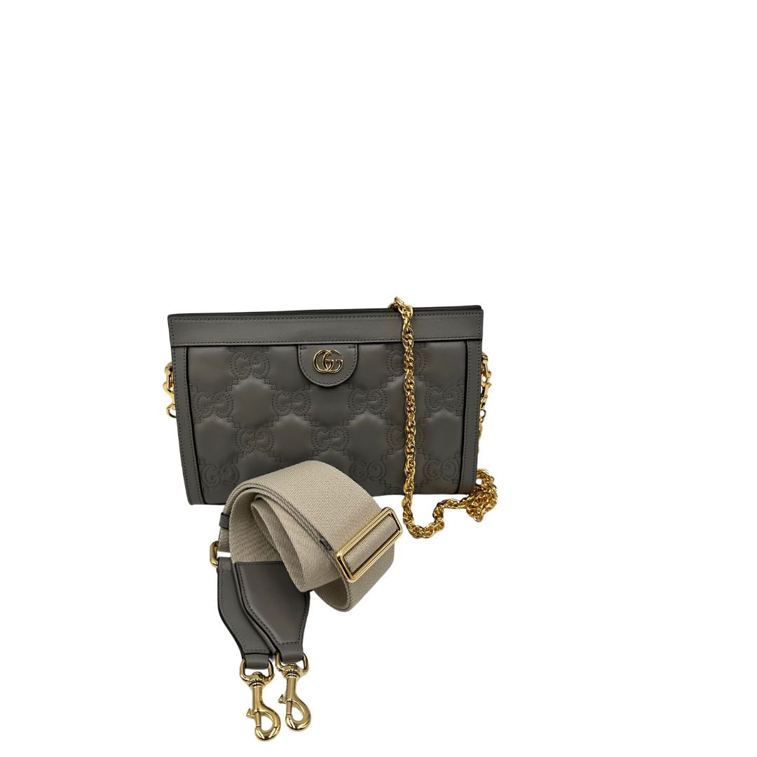 Borsa Gucci in pelle matelassè grigia GG con parti metalliche dorate. Indossabile a tracolla oppure a mano. Originale, usata, di lusso, in condizioni eccellenti.