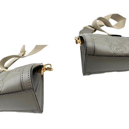 Angoli, Borsa Gucci in pelle matelassè grigia GG con parti metalliche dorate. Indossabile a tracolla oppure a mano. Originale, usata, di lusso, in condizioni eccellenti.