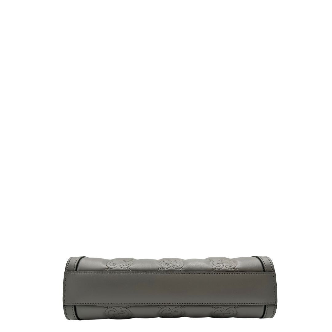 Base, Borsa Gucci in pelle matelassè grigia GG con parti metalliche dorate. Indossabile a tracolla oppure a mano. Originale, usata, di lusso, in condizioni eccellenti.