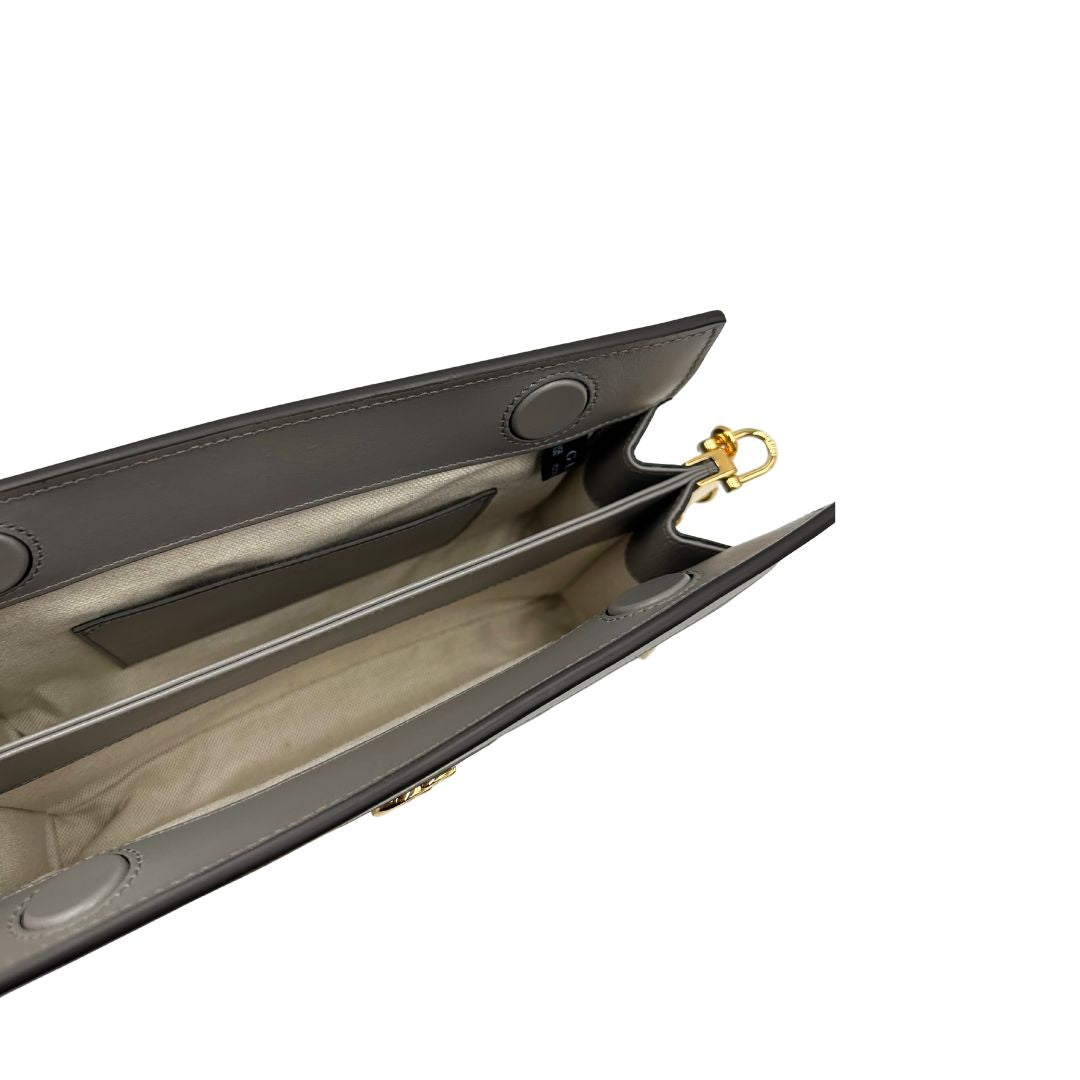 Interno, Borsa Gucci in pelle matelassè grigia GG con parti metalliche dorate. Indossabile a tracolla oppure a mano. Originale, usata, di lusso, in condizioni eccellenti.