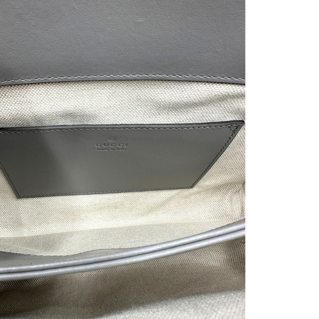 Interno, Borsa Gucci in pelle matelassè grigia GG con parti metalliche dorate. Indossabile a tracolla oppure a mano. Originale, usata, di lusso, in condizioni eccellenti.