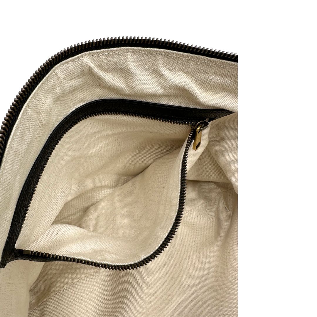 Interno tasca, Borsa hobo a mezzaluna in pelle morbida martellata nera Gucci con stampa logo, indossabile a tracolla. Originale, usata, di lusso, in condizioni eccellenti.