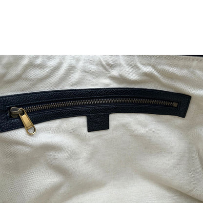 Tasca interna, Borsa hobo a mezzaluna in pelle morbida martellata nera Gucci con stampa logo, indossabile a tracolla. Originale, usata, di lusso, in condizioni eccellenti.