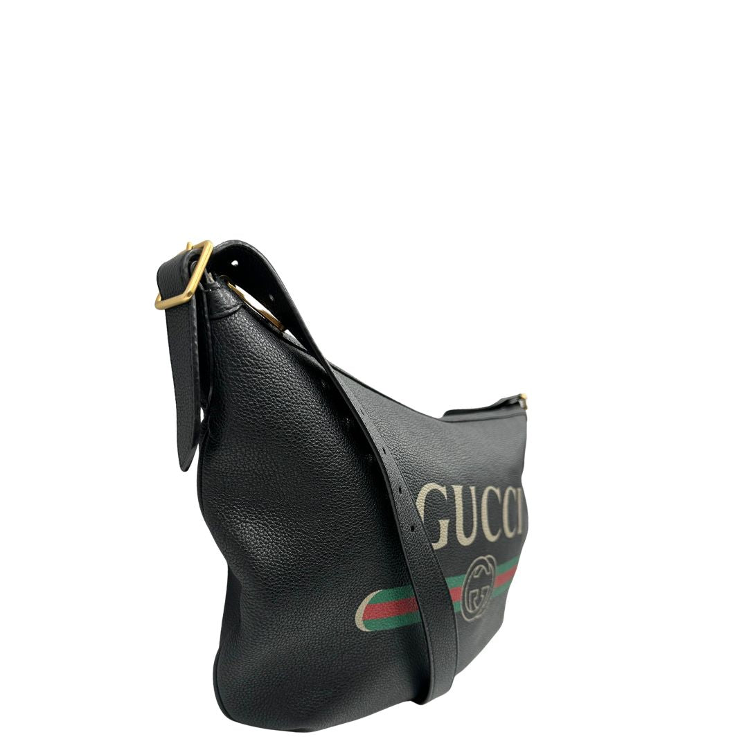 Lato destro, Borsa hobo a mezzaluna in pelle morbida martellata nera Gucci con stampa logo, indossabile a tracolla. Originale, usata, di lusso, in condizioni eccellenti.