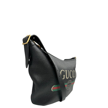 Lato destro, Borsa hobo a mezzaluna in pelle morbida martellata nera Gucci con stampa logo, indossabile a tracolla. Originale, usata, di lusso, in condizioni eccellenti.