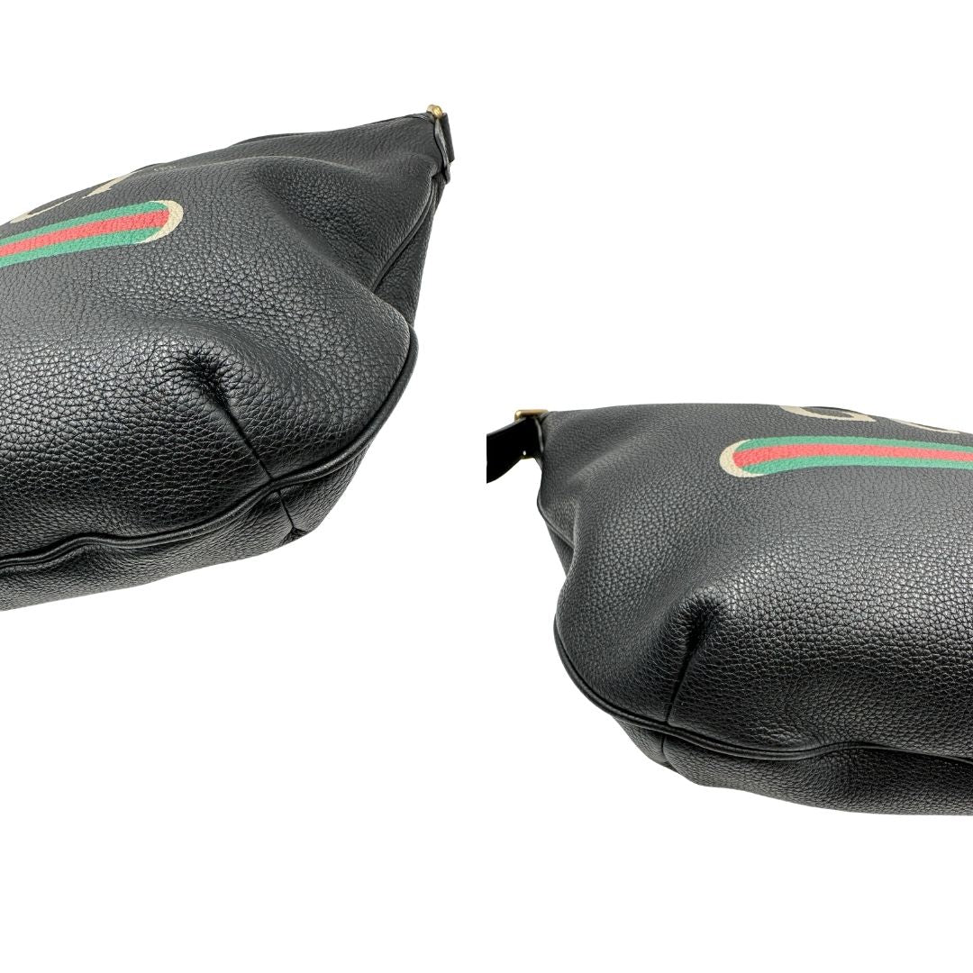 Angoli, Borsa hobo a mezzaluna in pelle morbida martellata nera Gucci con stampa logo, indossabile a tracolla. Originale, usata, di lusso, in condizioni eccellenti.