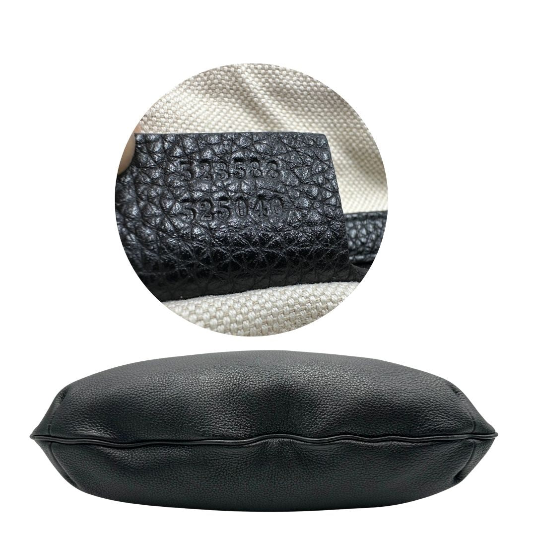 Base e codice, Borsa hobo a mezzaluna in pelle morbida martellata nera Gucci con stampa logo, indossabile a tracolla. Originale, usata, di lusso, in condizioni eccellenti.