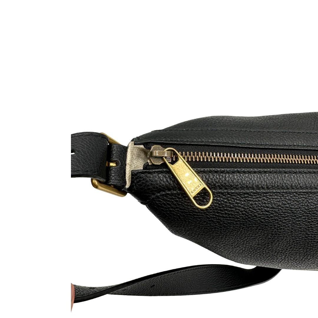 Chiusura, Borsa hobo a mezzaluna in pelle morbida martellata nera Gucci con stampa logo, indossabile a tracolla. Originale, usata, di lusso, in condizioni eccellenti.