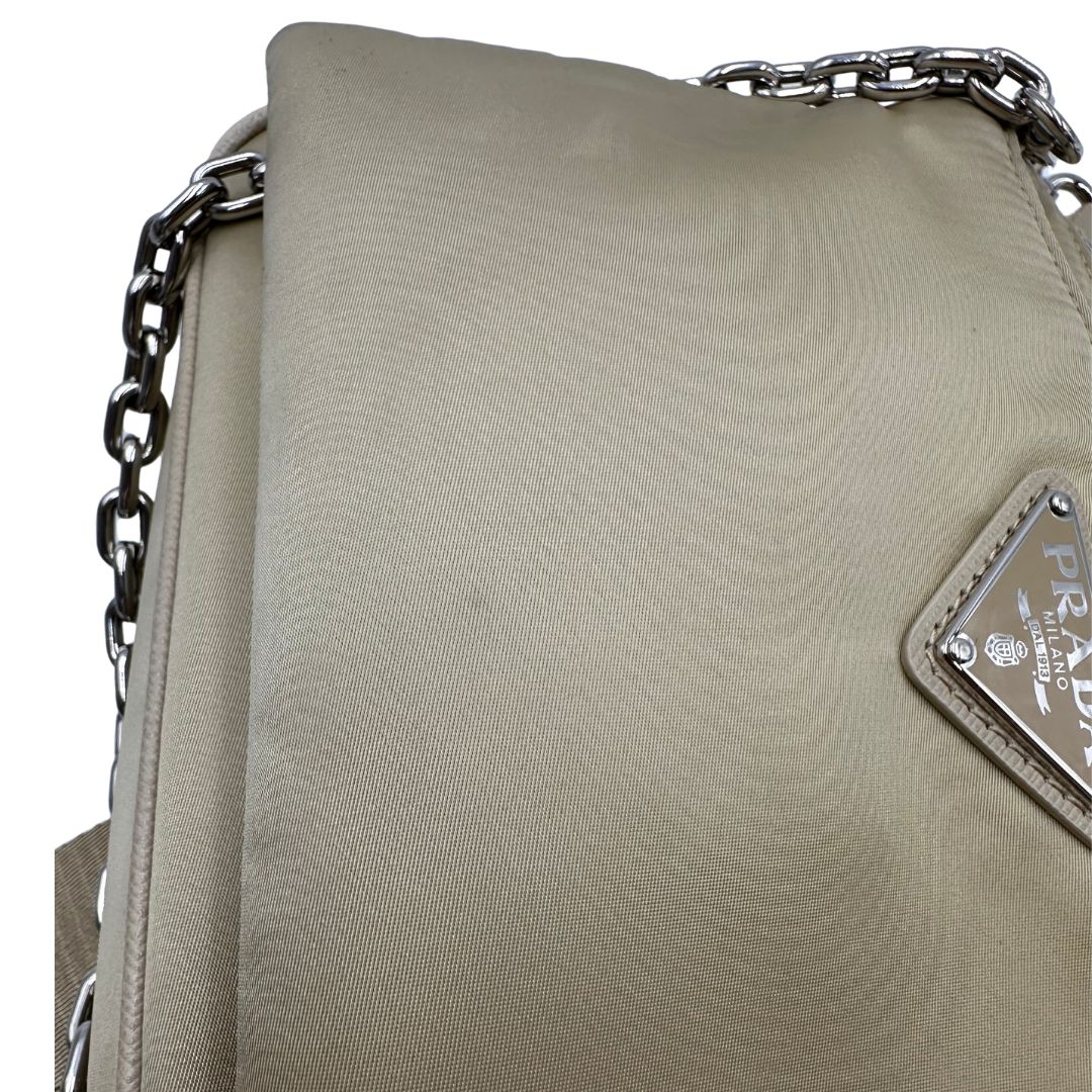  borsa a tracolla Prada in re- nylon beige con pochette amovibile, di lusso, originale, ottime condizioni, usata.
