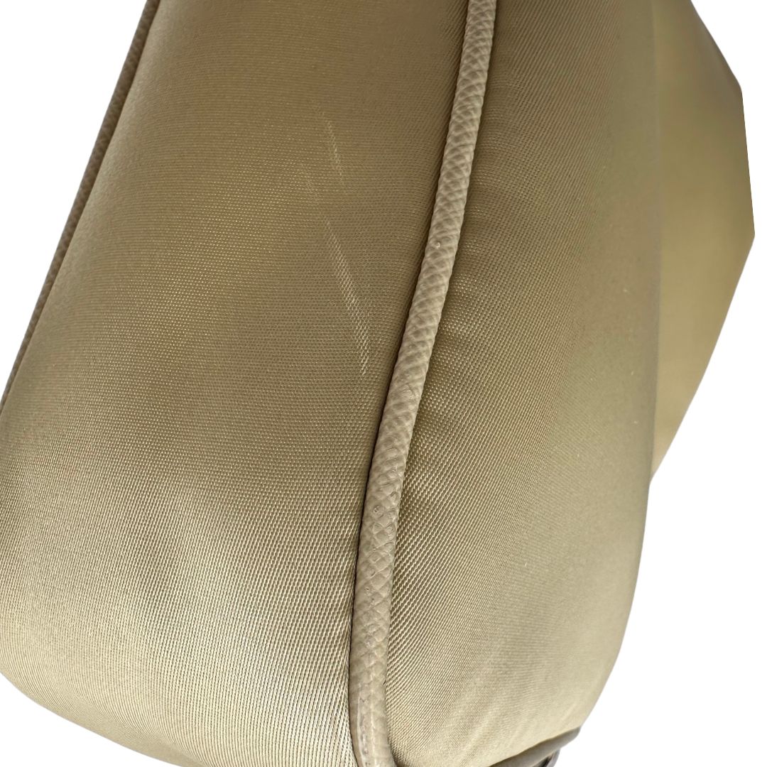  borsa a tracolla Prada in re- nylon beige con pochette amovibile, di lusso, originale, ottime condizioni, usata.