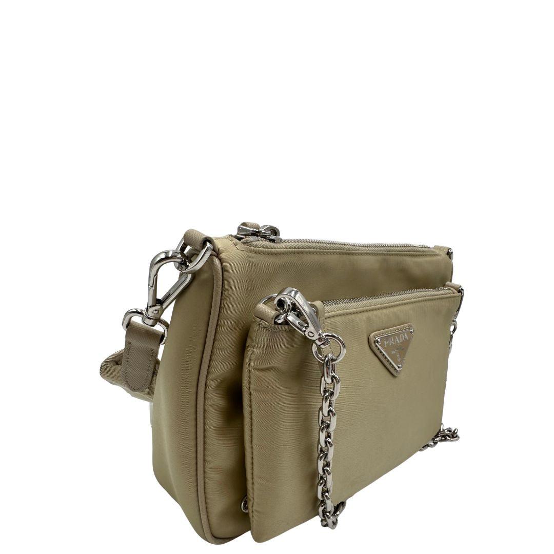 lato  borsa a tracolla Prada in re- nylon beige con pochette amovibile, di lusso, originale, ottime condizioni, usata.