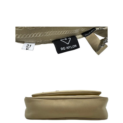 base  borsa a tracolla Prada in re- nylon beige con pochette amovibile, di lusso, originale, ottime condizioni, usata. 