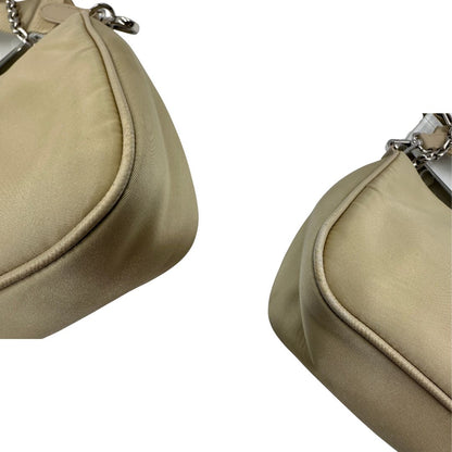 angoli  borsa a tracolla Prada in re- nylon beige con pochette amovibile, di lusso, originale, ottime condizioni, usata. 