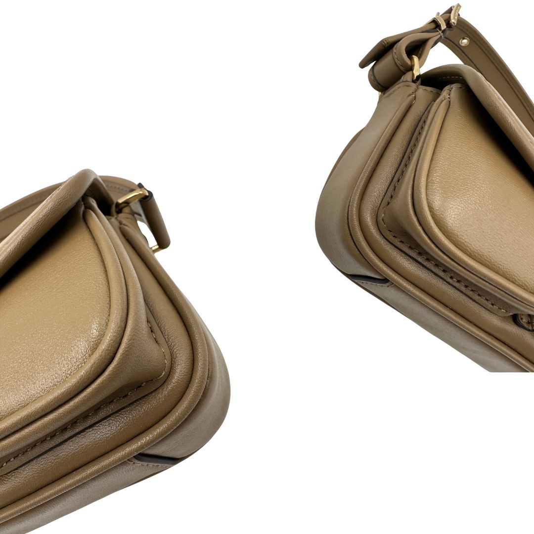 angoli  Borsa MK in pelle nocciola e hardware dorato, di lusso, eccellenti condizioni, usata. 