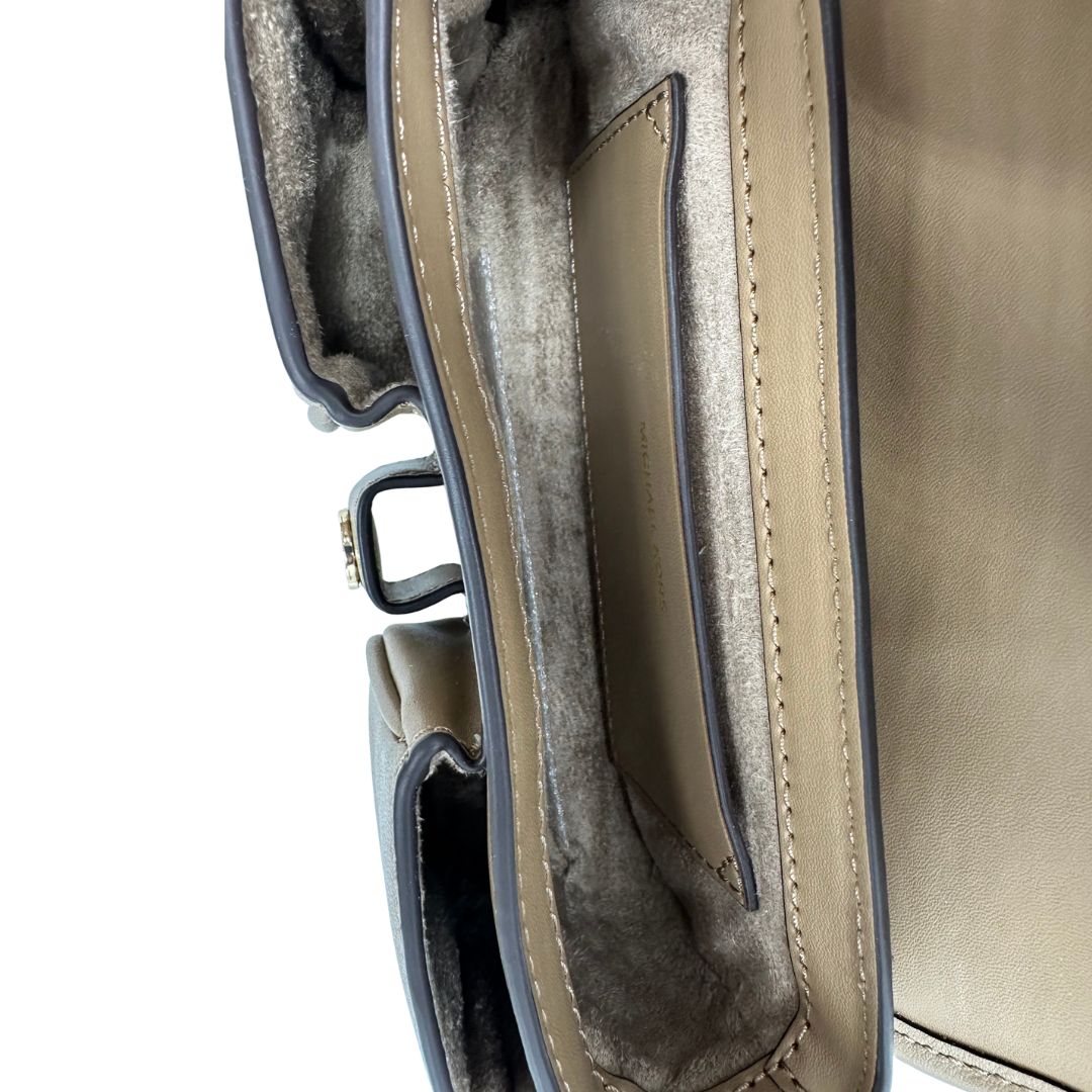 interno  Borsa MK in pelle nocciola e hardware dorato, di lusso, eccellenti condizioni, usata. 