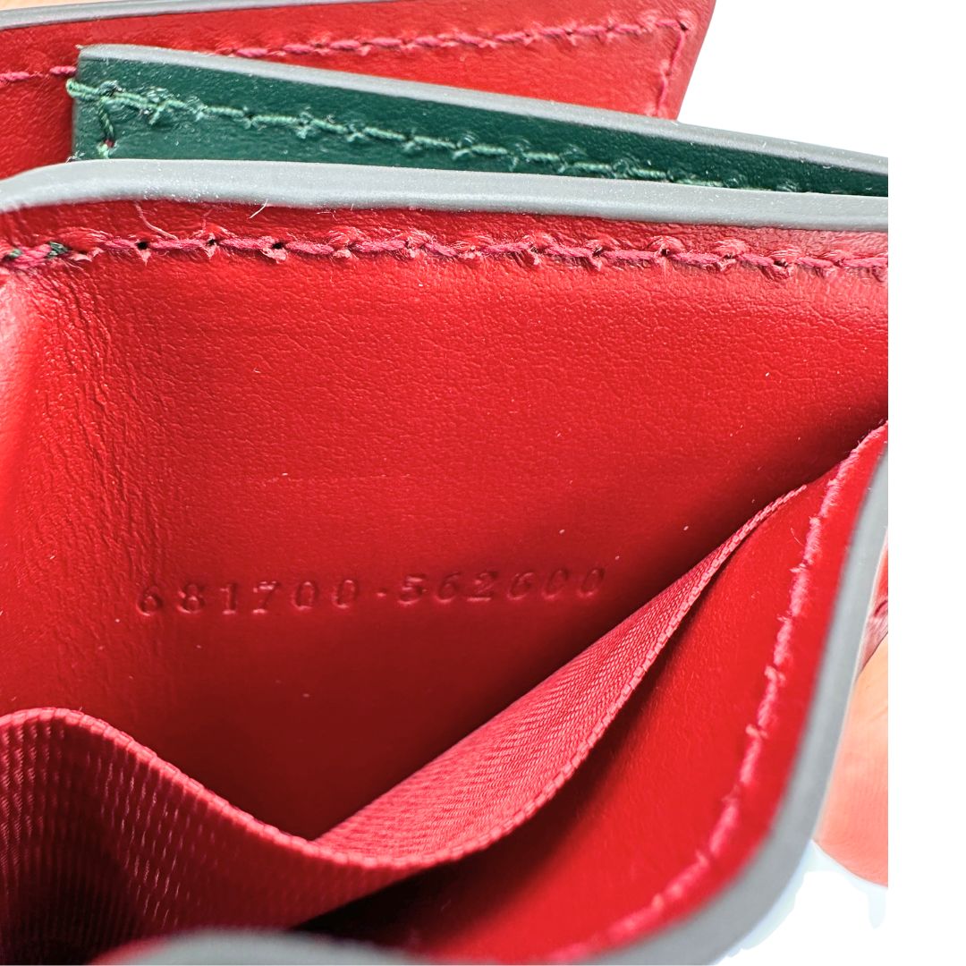 Codice, Portafoglio Gucci x Balenciaga The Hacker Project in pelle verde e rossa con hardware oro anticato. Originale, usato, di lusso, in condizioni eccellenti.