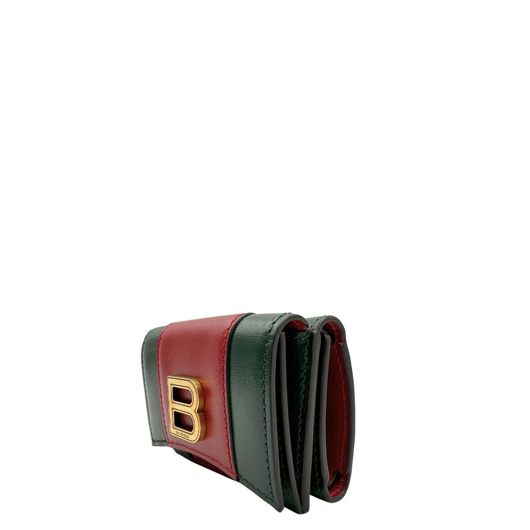 Lato sinistro, Portafoglio Gucci x Balenciaga The Hacker Project in pelle verde e rossa con hardware oro anticato. Originale, usato, di lusso, in condizioni eccellenti.