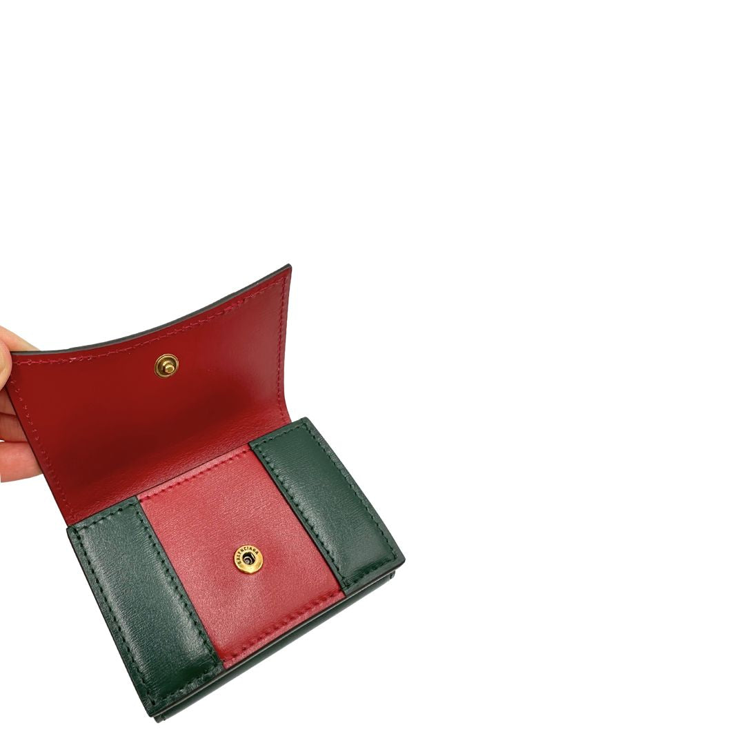 Interno, Portafoglio Gucci x Balenciaga The Hacker Project in pelle verde e rossa con hardware oro anticato. Originale, usato, di lusso, in condizioni eccellenti.