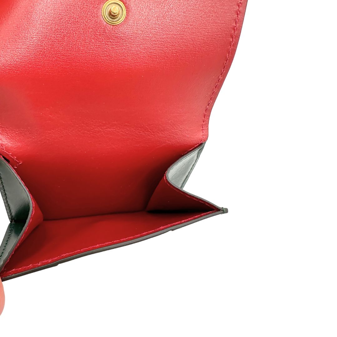 Interno, Portafoglio Gucci x Balenciaga The Hacker Project in pelle verde e rossa con hardware oro anticato. Originale, usato, di lusso, in condizioni eccellenti.