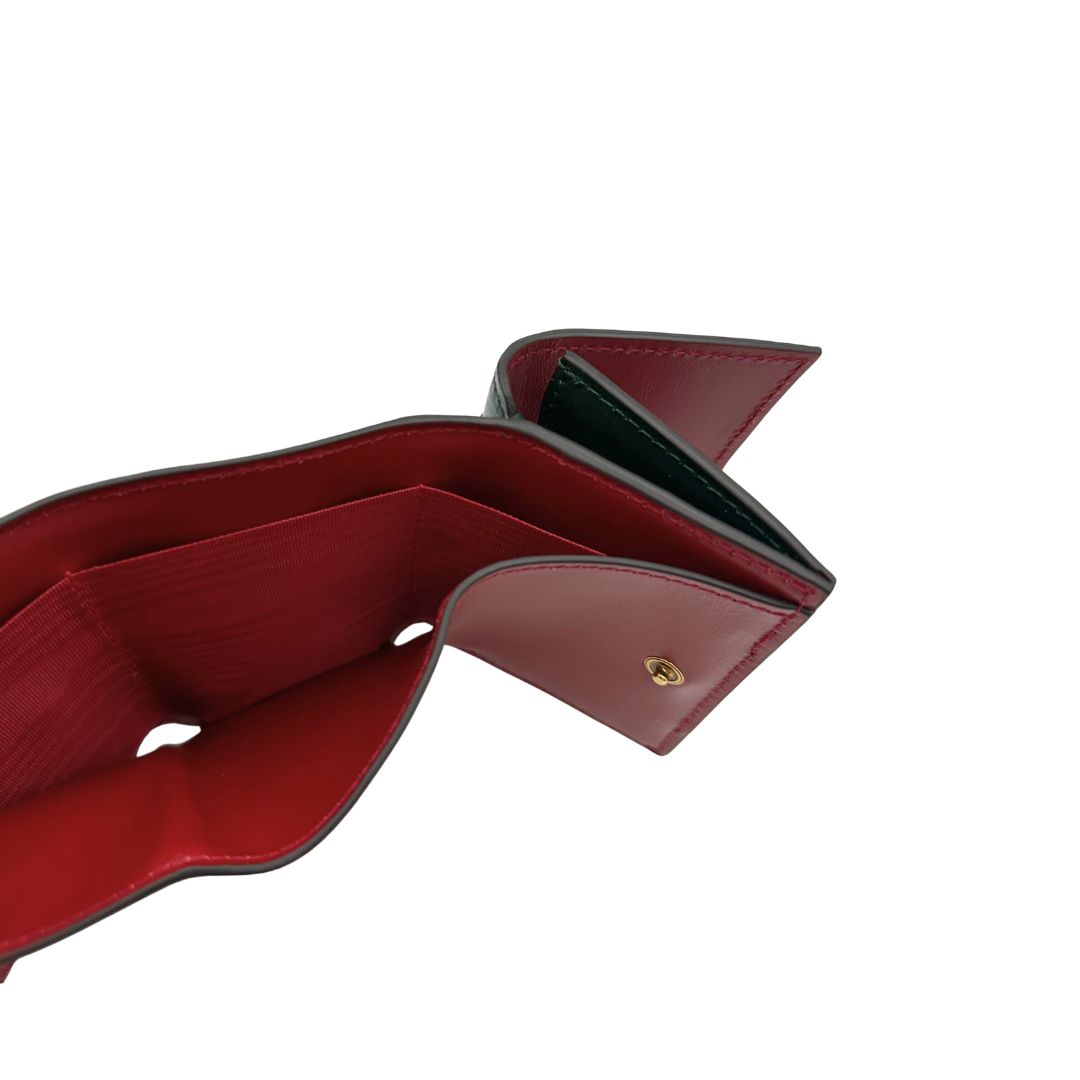 Interno, Portafoglio Gucci x Balenciaga The Hacker Project in pelle verde e rossa con hardware oro anticato. Originale, usato, di lusso, in condizioni eccellenti.