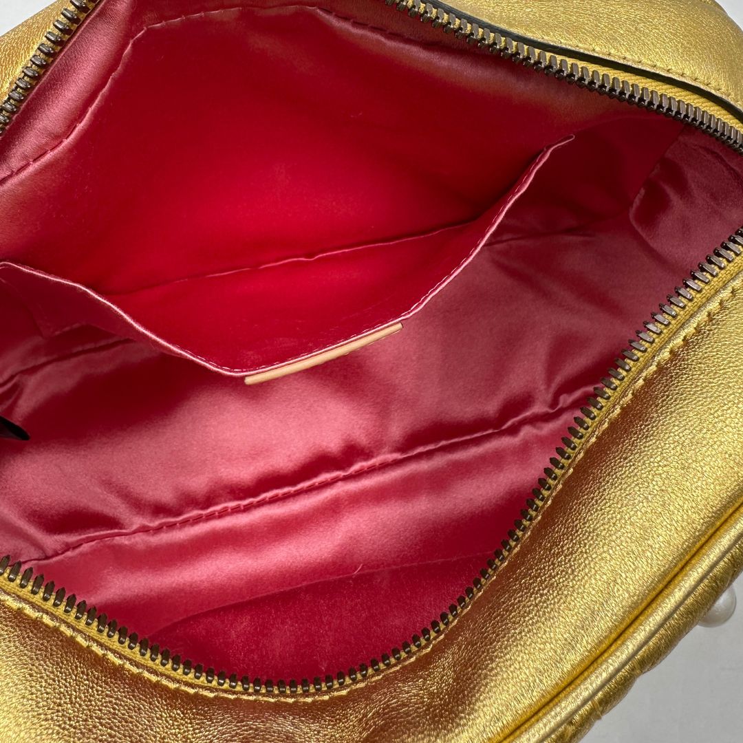 interno Camera Bag Gucci Marmont in pelle dorata impreziosita da perline, di lusso, originale, ottime condizioni, usata. 