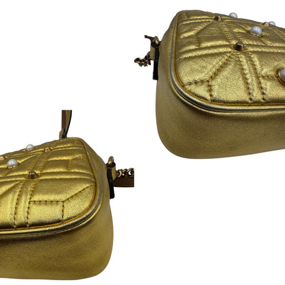 angoli Camera Bag Gucci Marmont in pelle dorata impreziosita da perline, di lusso, originale, ottime condizioni, usata.