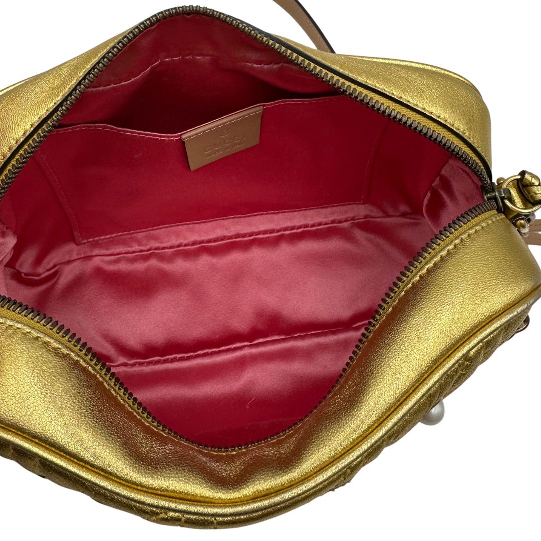 interno Camera Bag Gucci Marmont in pelle dorata impreziosita da perline, di lusso, originale, ottime condizioni, usata. 