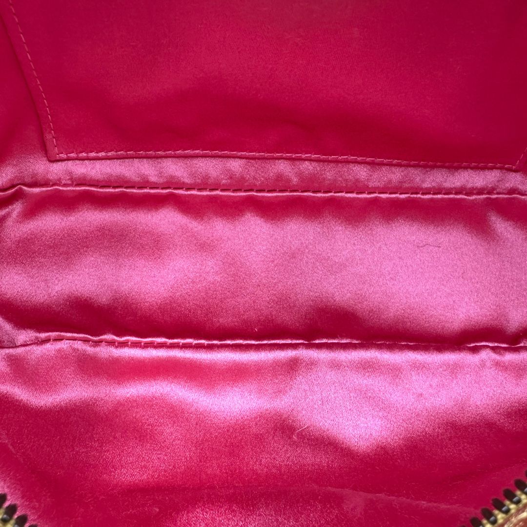 interno Camera Bag Gucci Marmont in pelle dorata impreziosita da perline, di lusso, originale, ottime condizioni, usata. 