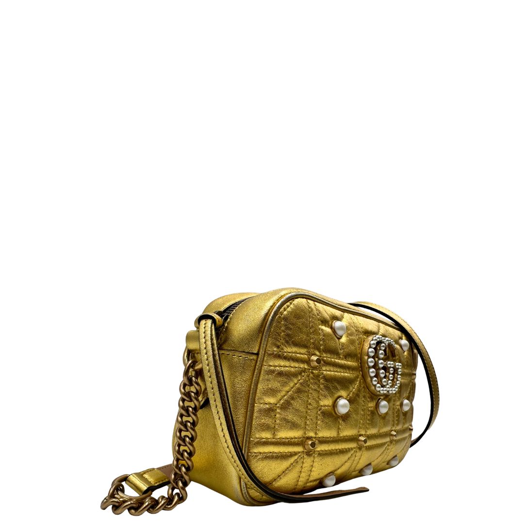 lato Camera Bag Gucci Marmont in pelle dorata impreziosita da perline, di lusso, originale, ottime condizioni, usata. 