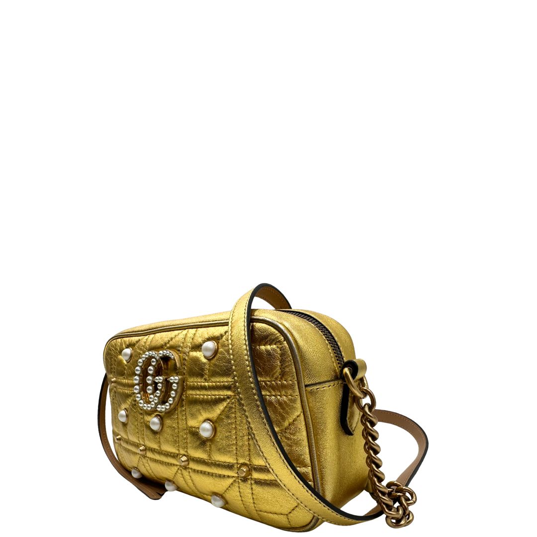 lato Camera Bag Gucci Marmont in pelle dorata impreziosita da perline, di lusso, originale, ottime condizioni, usata.