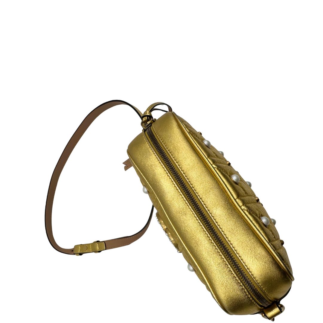 chiusura Camera Bag Gucci Marmont in pelle dorata impreziosita da perline, di lusso, originale, ottime condizioni, usata.