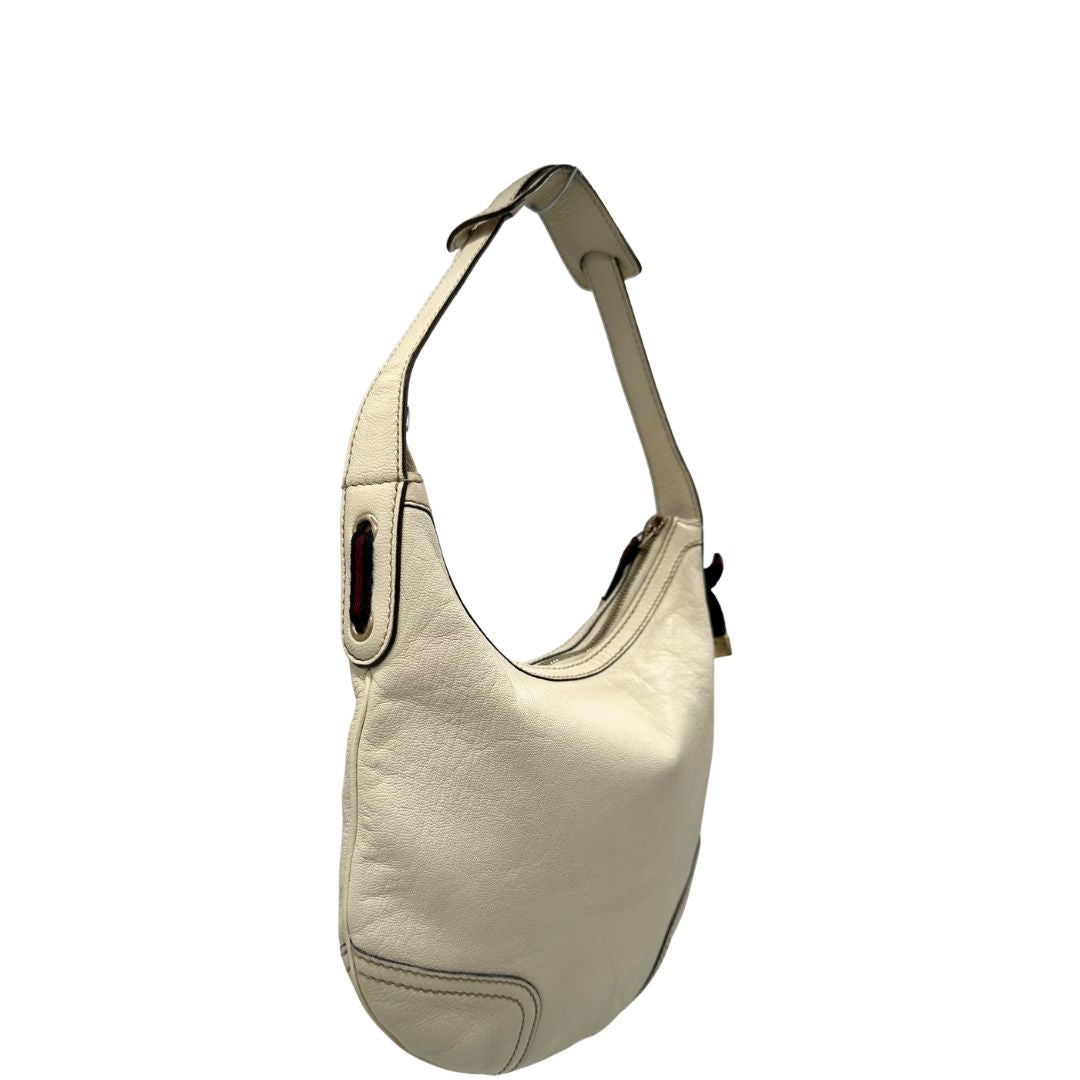 lato Mini Hobo Gucci in pelle impreziosita da fiocco Web blu e rosso, di lusso, originale, ottime condizioni, usata. 