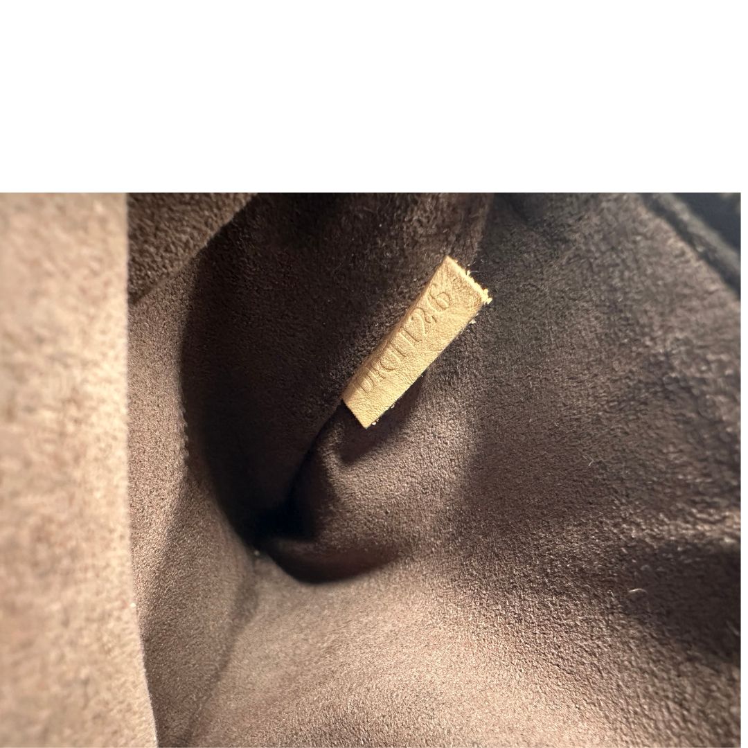 Codice, Borsa LV in canvas monogrammato marrone e hardware dorato, indossabile a tracolla o a mano. Originale, usata, di lusso, in ottime condizioni.