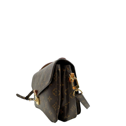 Lato sinistro, Borsa LV in canvas monogrammato marrone e hardware dorato, indossabile a tracolla o a mano. Originale, usata, di lusso, in ottime condizioni.