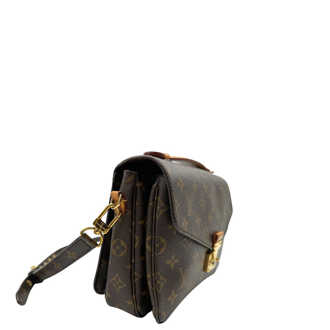 Lato destro, Borsa LV in canvas monogrammato marrone e hardware dorato, indossabile a tracolla o a mano. Originale, usata, di lusso, in ottime condizioni.