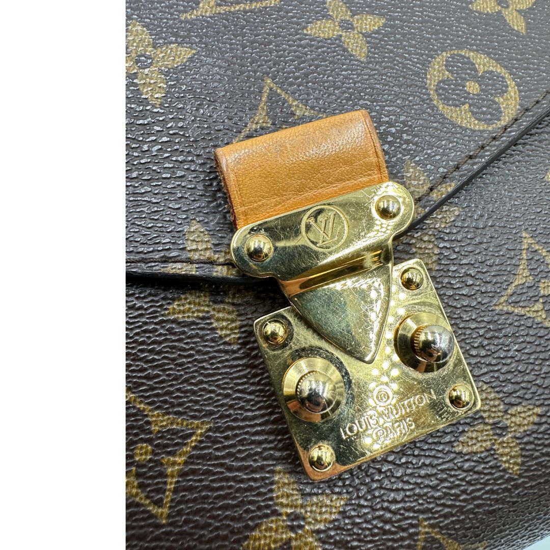 Chiusura, Borsa LV in canvas monogrammato marrone e hardware dorato, indossabile a tracolla o a mano. Originale, usata, di lusso, in ottime condizioni.