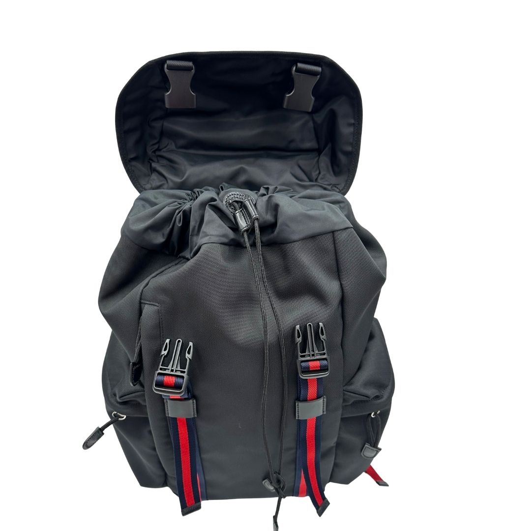 Apertura di uno zaino Gucci in tessuto nero e bretelle Web blu e rosso, usato, originale, second hand, in condizioni eccellenti.
