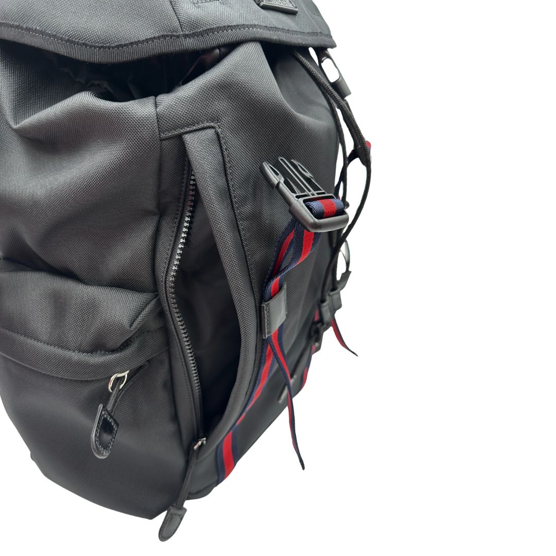 Tasche di uno zaino Gucci in tessuto nero e bretelle Web blu e rosso, usato, originale, second hand, in condizioni eccellenti.