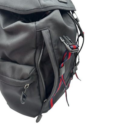 Tasche di uno zaino Gucci in tessuto nero e bretelle Web blu e rosso, usato, originale, second hand, in condizioni eccellenti.