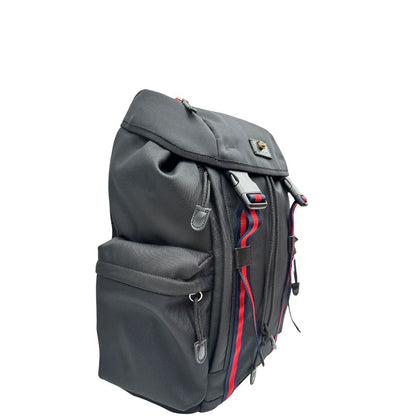 Laterale sinistro di uno zaino Gucci in tessuto nero e bretelle Web blu e rosso, usato, originale, second hand, in condizioni eccellenti.