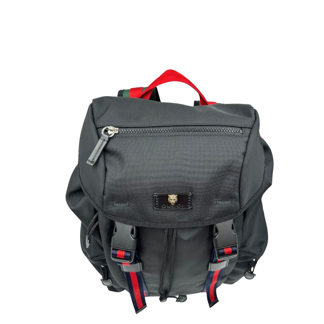 Vista superiore di uno zaino Gucci in tessuto nero e bretelle Web blu e rosso, usato, originale, second hand, in condizioni eccellenti.